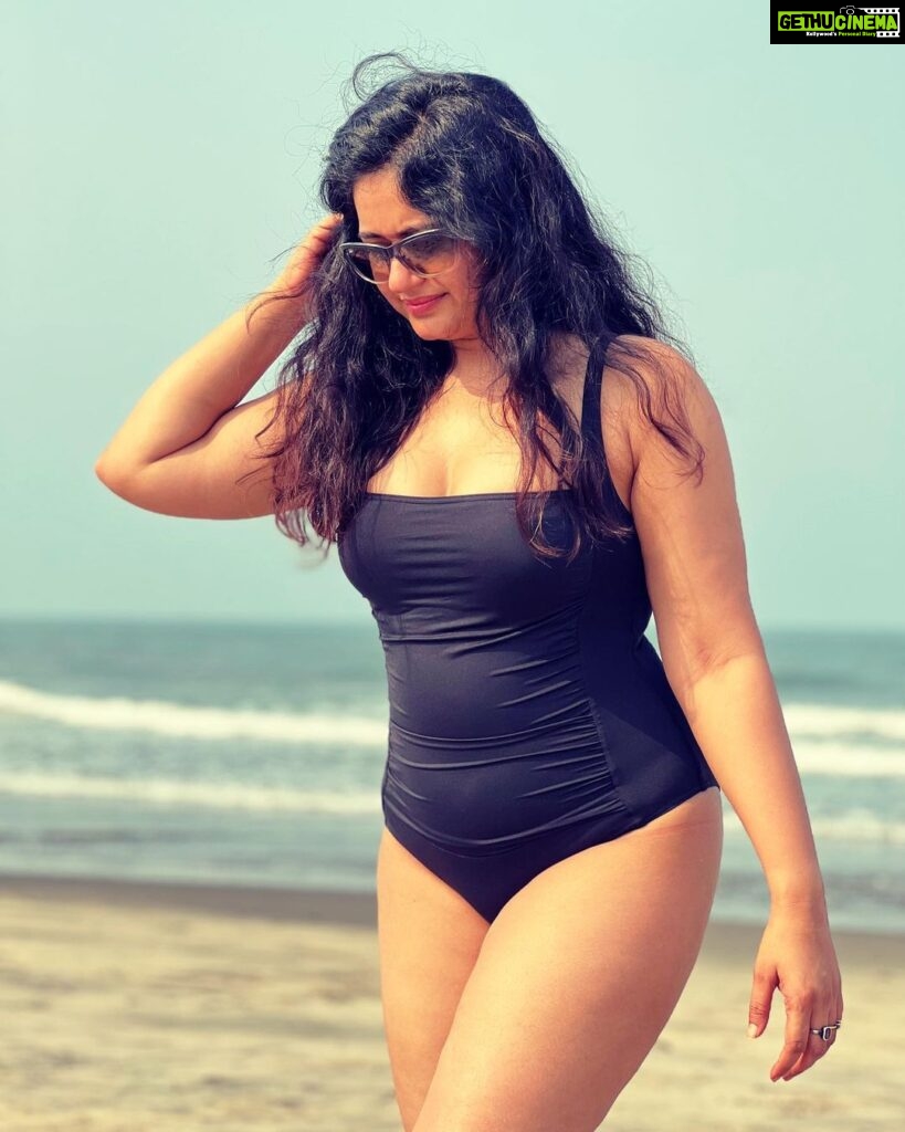 Poonam Bajwa Instagram - Sunshine on my mind 🌞🌻🌼 📸 @suneel1reddy Goa India