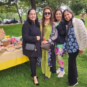 Poonam Dhillon Instagram - Enjoying the lovely weather & company of Friends .. #lovelyweather #lovelyfriends #grateful #thankyougod