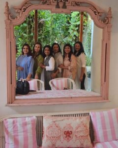 Poonam Dhillon Instagram - Happiness in abundance and togetherness.  My reference group as experts would say.  Love you all especially Poonam