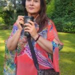 Poonam Dhillon Instagram – Happy green 💚.. Happy orange🧡.. Happy sunny day 💛😎 Happy to Packup early 😀 with a cuppa Hot Coffee☕️