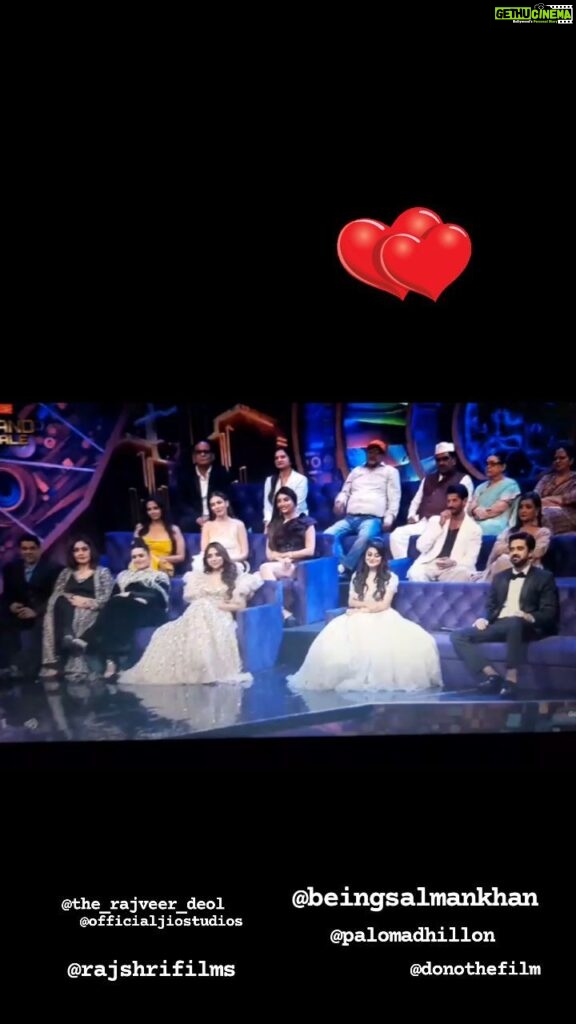 Poonam Dhillon Instagram - So good to hear dear Salman @beingsalmankhan talk about @donothefilm in the #BigBoss show. The melodious title song out soon. lovely Music 🎶 #ShankarEhsaanLoy . All the best to the young team starting off their career .. @avnish.barjatya @the_rajveer_deol @palomadhillon @rajshrifilms Mumbai, Maharashtra