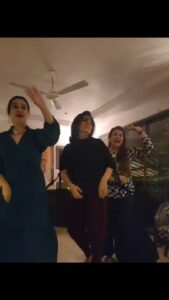 Poonam Dhillon Instagram - Fun time with @padminikolhapure @neetu54 .spontaneous mismatched dance with friends .. all laughter& giggles .Remembering @chintskap All his heroines ♥️🥰. #masti #music #dance #funevening #galpals