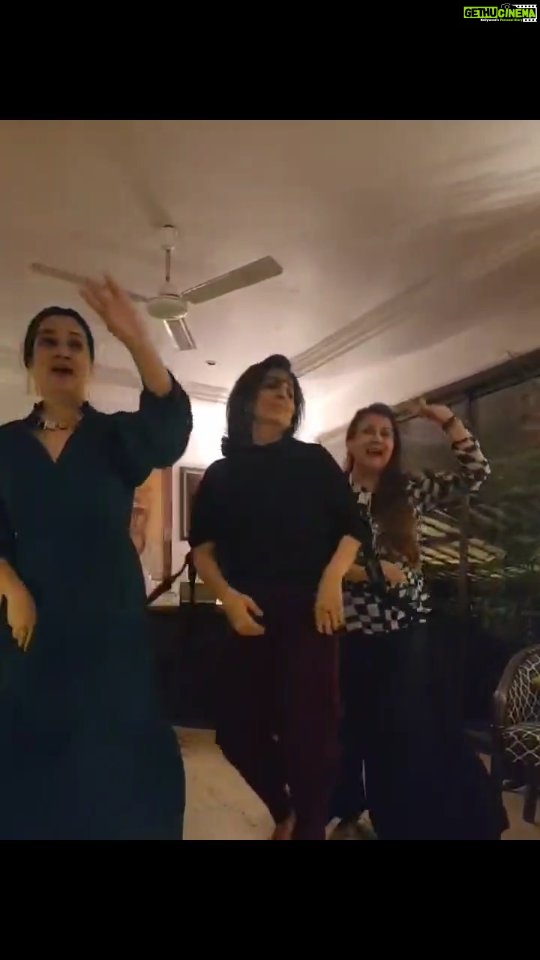 Poonam Dhillon Instagram - Fun time with @padminikolhapure @neetu54 .spontaneous mismatched dance with friends .. all laughter& giggles .Remembering @chintskap All his heroines ♥️🥰. #masti #music #dance #funevening #galpals