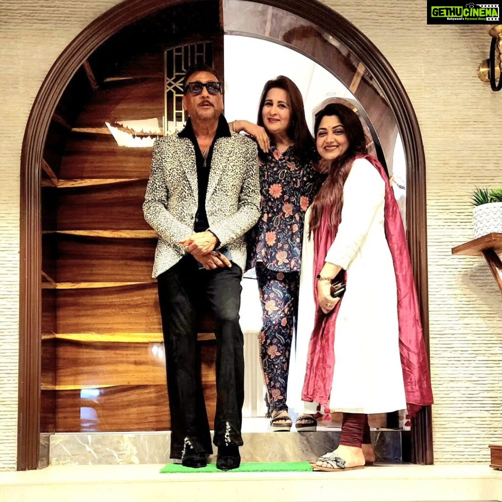 Poonam Dhillon Instagram - An evening with friends . A relaxed chilled evening with friends.. with chatting, laughter& of course photos 🥰 lovely meeting Mumtazji Reena Roy & Akbar Khan after ages