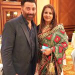 Poonam Dhillon Instagram - Good to see my Friend & Colleague @iamsunnydeol after ages on the joyous occasion of his son's wedding celebrations. Congratulations and Loads of Happiness to the lovely couple @imkarandeol & @drishaacharya . Great to attend the reception with both my bachaas @anmolthakeriadhillon @palomadhillon . Taj Lands End, Mumbai
