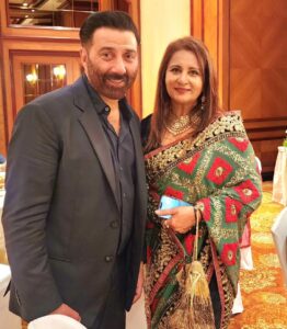 Poonam Dhillon Instagram - Good to see my  Friend & Colleague @iamsunnydeol  after ages on the  joyous occasion of his son's wedding celebrations. Congratulations  and Loads of Happiness to the lovely couple @imkarandeol & @drishaacharya . Great to attend the reception with both my bachaas @anmolthakeriadhillon @palomadhillon .