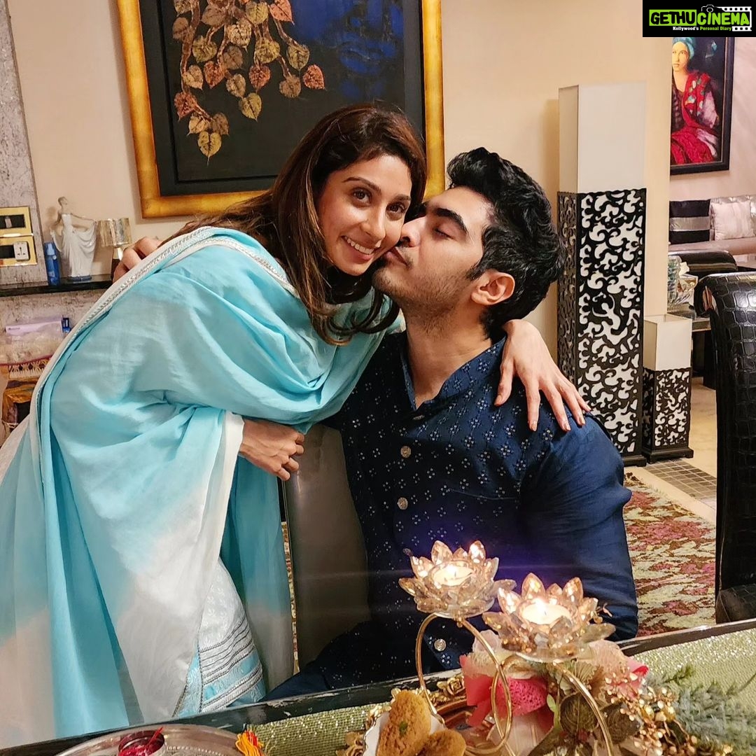 Poonam Dhillon Instagram - Raksha Bandhan is very special in our family. My fond memories of this Rakhi with my Bachaaa @anmolthakeriadhillon @palomadhillon @arnavpai .. Really missed the two not in India @apai314 @jatin_jay . Blessing for all the kids Happiness, Good Health, Success , Love & support for each other and a Amazing life ahead ❤️💖🤗😍
