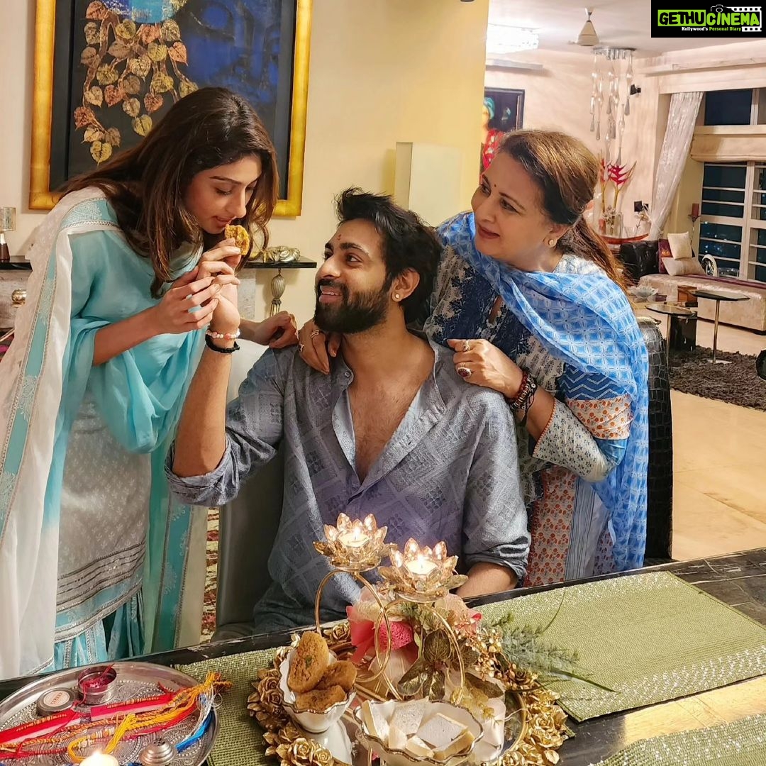 Poonam Dhillon Instagram - Raksha Bandhan is very special in our family. My fond memories of this Rakhi with my Bachaaa @anmolthakeriadhillon @palomadhillon @arnavpai .. Really missed the two not in India @apai314 @jatin_jay . Blessing for all the kids Happiness, Good Health, Success , Love & support for each other and a Amazing life ahead ❤️💖🤗😍