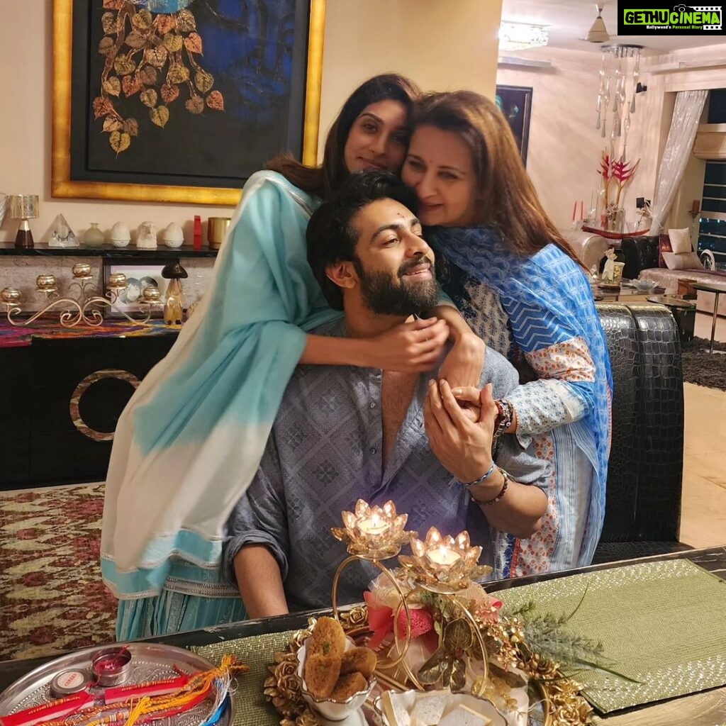 Poonam Dhillon Instagram - Raksha Bandhan is very special in our family. My fond memories of this Rakhi with my Bachaaa @anmolthakeriadhillon @palomadhillon @arnavpai .. Really missed the two not in India @apai314 @jatin_jay . Blessing for all the kids Happiness, Good Health, Success , Love & support for each other and a Amazing life ahead ❤💖🤗😍