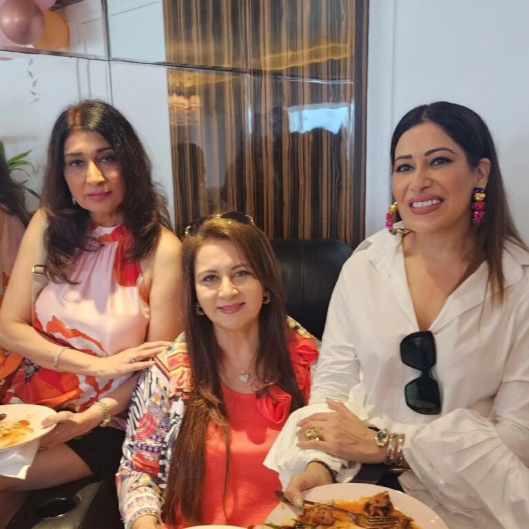 Poonam Dhillon Instagram - Celebratory weekend 💐🎊🎂🥳 .celebrating Birthday of the Lovely, very loved and popular ❤️ @yasmin.morani .. Yasss..Have a super Trip and a Fabulous Birthday week .Super warm host ...Thanks @sophiapremjee