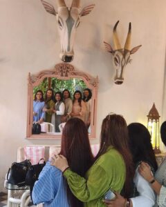 Poonam Dhillon Instagram - Happiness in abundance and togetherness.  My reference group as experts would say.  Love you all especially Poonam