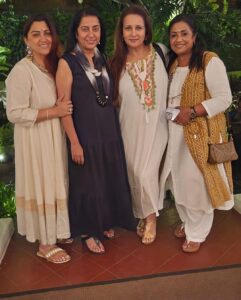 Poonam Dhillon Instagram - Happiness in abundance and togetherness.  My reference group as experts would say.  Love you all especially Poonam