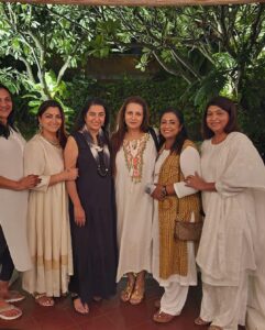 Poonam Dhillon Instagram - Happiness in abundance and togetherness.  My reference group as experts would say.  Love you all especially Poonam