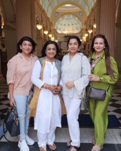 Poonam Dhillon Instagram - Happiness in abundance and togetherness.  My reference group as experts would say.  Love you all especially Poonam