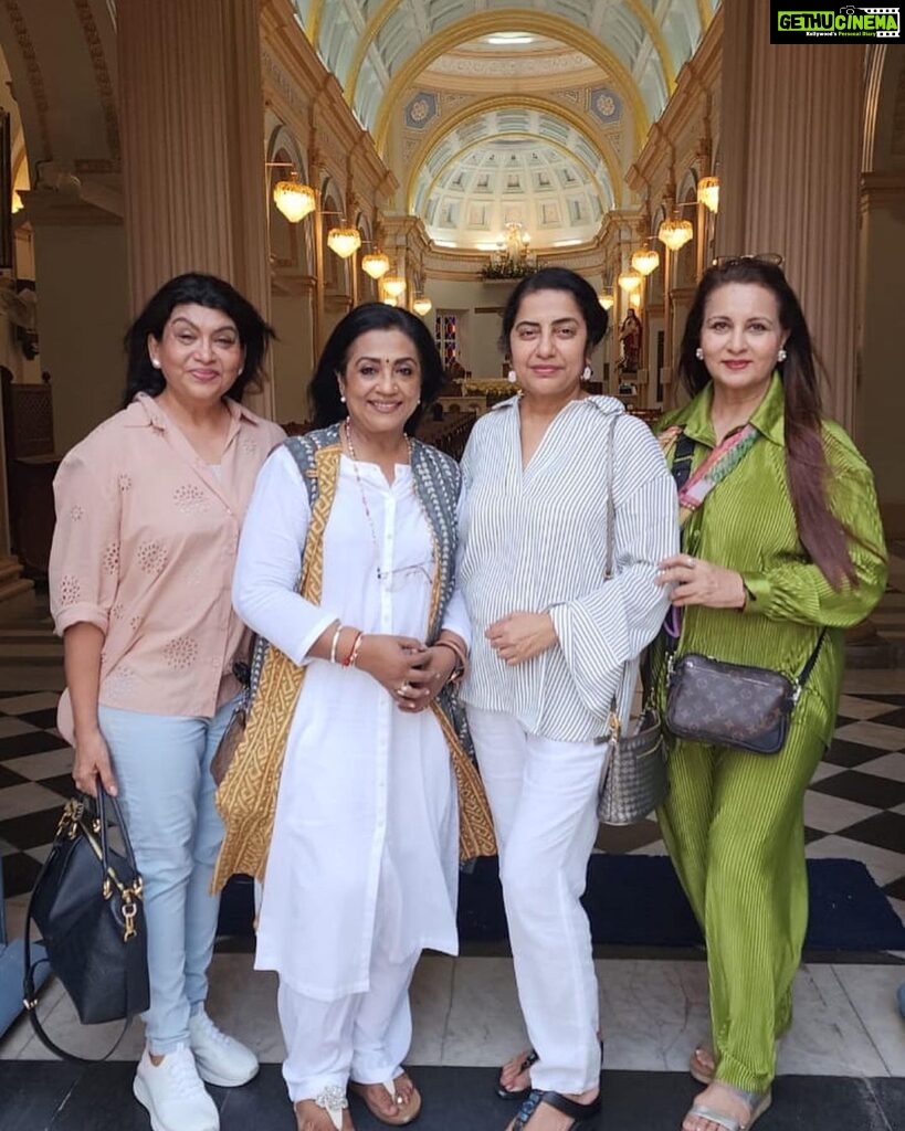 Poonam Dhillon Instagram - Happiness in abundance and togetherness. My reference group as experts would say. Love you all especially Poonam