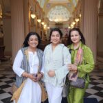 Poonam Dhillon Instagram - Happiness in abundance and togetherness. My reference group as experts would say. Love you all especially Poonam