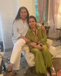 Poonam Dhillon Instagram - Happiness in abundance and togetherness.  My reference group as experts would say.  Love you all especially Poonam