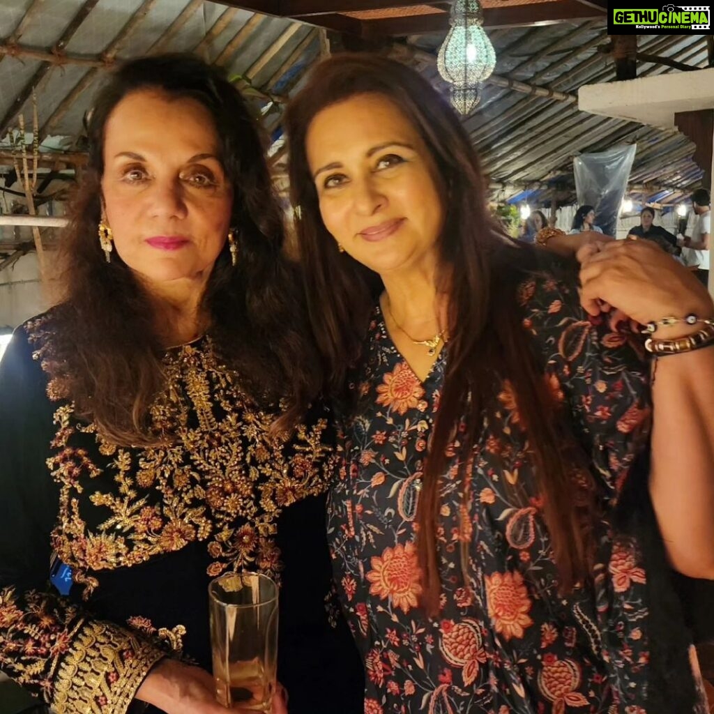 Poonam Dhillon Instagram - An evening with friends . A relaxed chilled evening with friends.. with chatting, laughter& of course photos 🥰 lovely meeting Mumtazji Reena Roy & Akbar Khan after ages