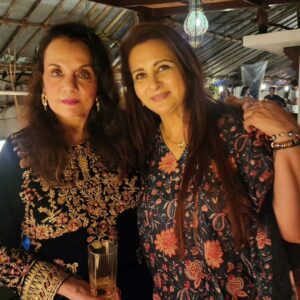 Poonam Dhillon Instagram - An evening with friends . A relaxed chilled evening with friends.. with chatting, laughter& of course photos 🥰 lovely meeting Mumtazji  Reena Roy & Akbar Khan after ages