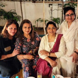 Poonam Dhillon Instagram - An evening with friends . A relaxed chilled evening with friends.. with chatting, laughter& of course photos 🥰 lovely meeting Mumtazji  Reena Roy & Akbar Khan after ages