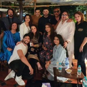 Poonam Dhillon Instagram - An evening with friends . A relaxed chilled evening with friends.. with chatting, laughter& of course photos 🥰 lovely meeting Mumtazji  Reena Roy & Akbar Khan after ages