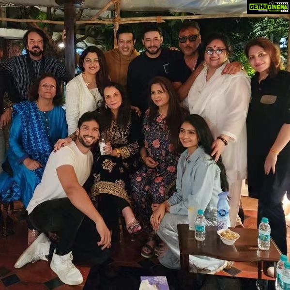 Poonam Dhillon Instagram - An evening with friends . A relaxed chilled evening with friends.. with chatting, laughter& of course photos 🥰 lovely meeting Mumtazji Reena Roy & Akbar Khan after ages