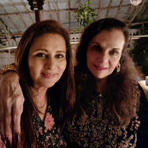 Poonam Dhillon Instagram - An evening with friends . A relaxed chilled evening with friends.. with chatting, laughter& of course photos 🥰 lovely meeting Mumtazji  Reena Roy & Akbar Khan after ages