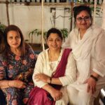 Poonam Dhillon Instagram - An evening with friends . A relaxed chilled evening with friends.. with chatting, laughter& of course photos 🥰 lovely meeting Mumtazji Reena Roy & Akbar Khan after ages