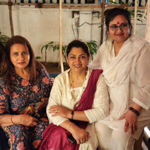 Poonam Dhillon Instagram - An evening with friends . A relaxed chilled evening with friends.. with chatting, laughter& of course photos 🥰 lovely meeting Mumtazji  Reena Roy & Akbar Khan after ages