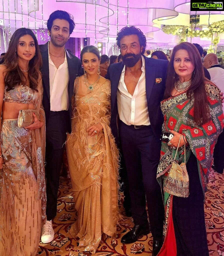 Poonam Dhillon Instagram - Good to see my Friend & Colleague @iamsunnydeol after ages on the joyous occasion of his son's wedding celebrations. Congratulations and Loads of Happiness to the lovely couple @imkarandeol & @drishaacharya . Great to attend the reception with both my bachaas @anmolthakeriadhillon @palomadhillon . Taj Lands End, Mumbai