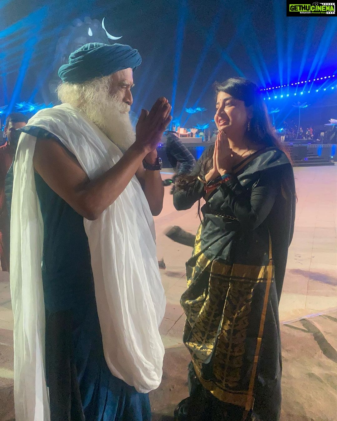 Poonam Kaur Instagram - #omnamahshivaya ( spoke to #sadguru about weavers on Shivaratri ) #grace #sadguru #ishayoga #coimbatore #yogilife @isha.foundation Isha Foundation