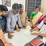 Poonam Kaur Instagram - #uttamkumarreddy Garu with #weavers from “ Akhila Bharati Padmashali sangam “ for #zerogstonhandloom