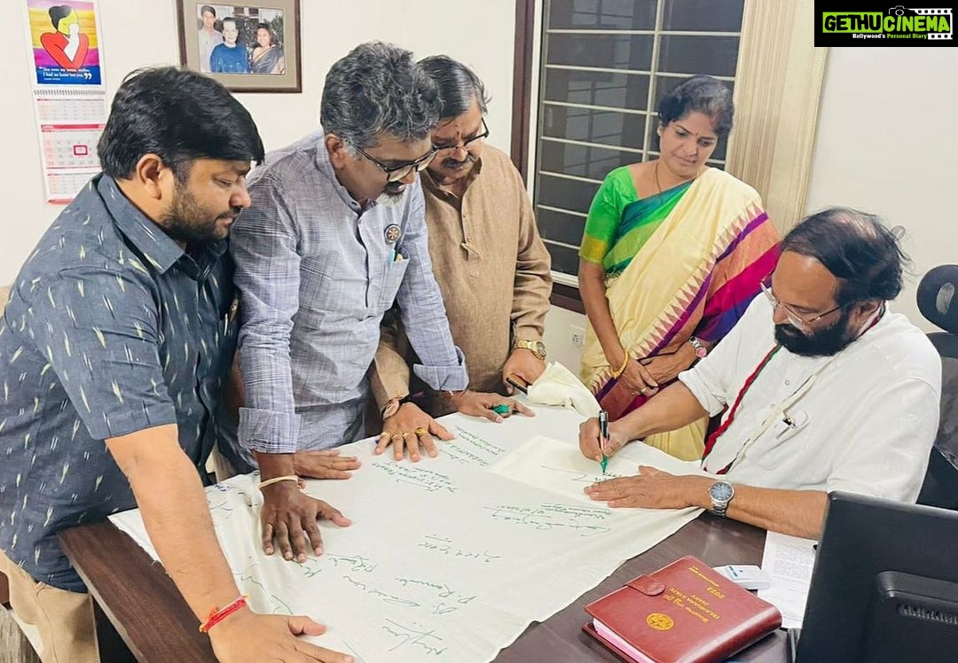 Poonam Kaur Instagram - #uttamkumarreddy Garu with #weavers from “ Akhila Bharati Padmashali sangam “ for #zerogstonhandloom