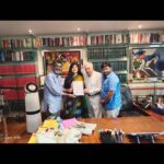 Poonam Kaur Instagram - #kapilsibbal ji for #zerogstonhandlooms 🙏 ( one of my most fav meetings ✅🇮🇳🥰) #saveweavers A good life is like a weaving. Energy is created in the tension. The struggle, the pull and tug are everything. Joan Erikson
