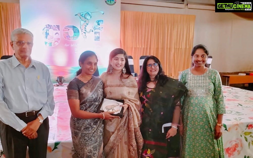 Poonam Kaur Instagram - @wwf At an event to raise funds for wild life and forests . #andhrapradesh #wwf #wildlife #turtlepreservation The only women golfer , I am handing over a prize and gift too 🥰 “ Mother Nature has answers for everything “ Showed off my Madhubani saree which has paintings of various birds and animals 😝 #lovenature