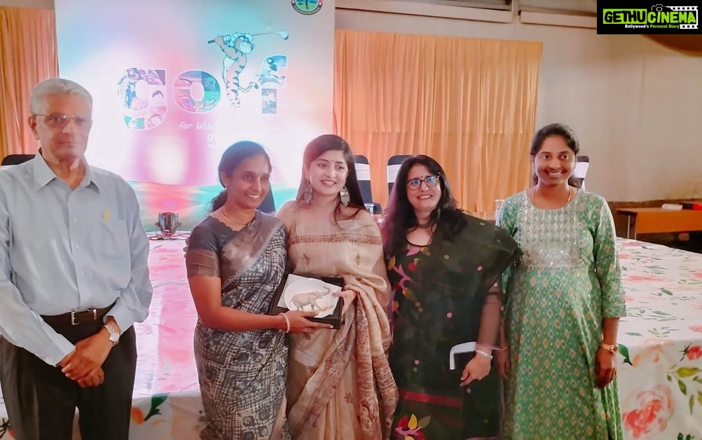 Poonam Kaur Instagram - @wwf At an event to raise funds for wild life and forests . #andhrapradesh #wwf #wildlife #turtlepreservation The only women golfer , I am handing over a prize and gift too π₯° β Mother Nature has answers for everything β Showed off my Madhubani saree which has paintings of various birds and animals π #lovenature