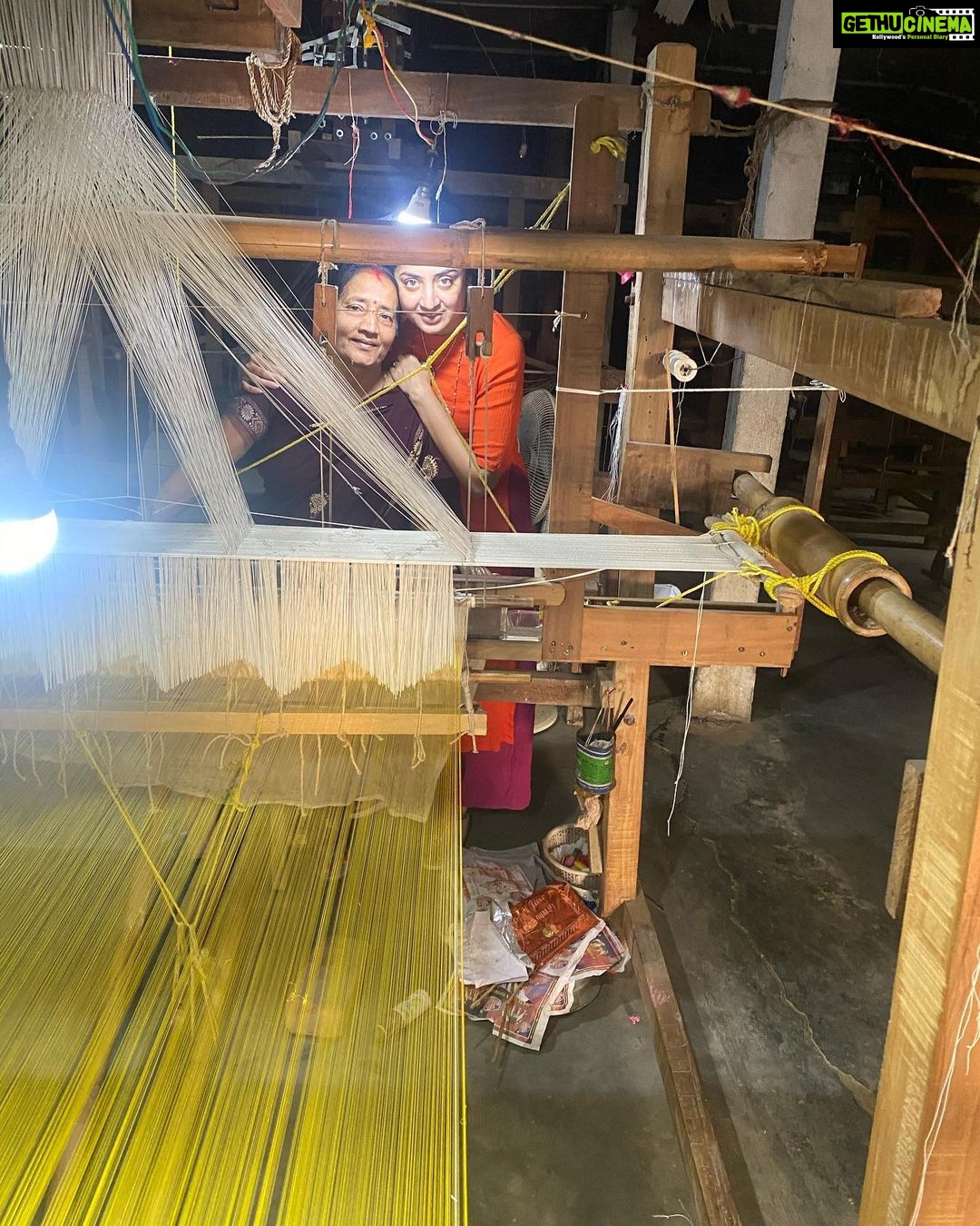 Poonam Kaur Instagram - Sualkuchi, a weaving center in Assam, known for its traditional silk textiles. India's north eastern region has a rich hand weaving heritage. Unlike other parts of the country, here weaving is almost exclusively a women's craft, done on the backstrap loom in the home. हमारे बुनकर हमारी संस्कृति को जीवित रखते है , इनकी इज़्ज़त करना और इनका देखभाल करना हमारा धर्म है !!! #sualkuchi