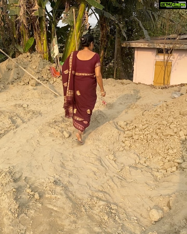 Poonam Kaur Instagram - Sualkuchi, a weaving center in Assam, known for its traditional silk textiles. India's north eastern region has a rich hand weaving heritage. Unlike other parts of the country, here weaving is almost exclusively a women's craft, done on the backstrap loom in the home. हमारे बुनकर हमारी संस्कृति को जीवित रखते है , इनकी इज़्ज़त करना और इनका देखभाल करना हमारा धर्म है !!! #sualkuchi
