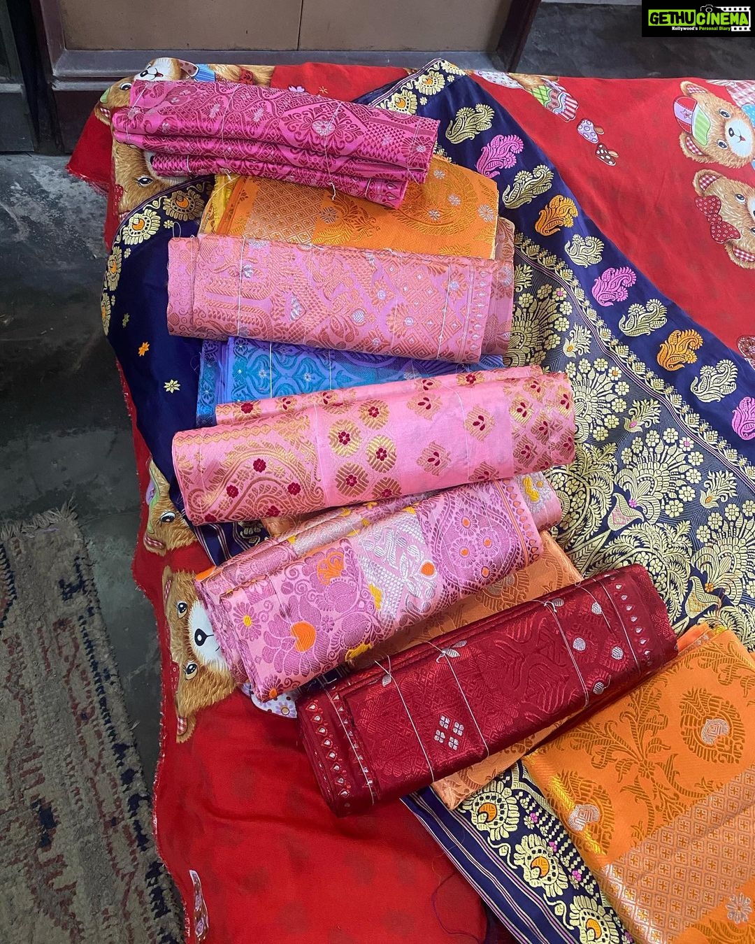 Poonam Kaur Instagram - Sualkuchi, a weaving center in Assam, known for its traditional silk textiles. India's north eastern region has a rich hand weaving heritage. Unlike other parts of the country, here weaving is almost exclusively a women's craft, done on the backstrap loom in the home. हमारे बुनकर हमारी संस्कृति को जीवित रखते है , इनकी इज़्ज़त करना और इनका देखभाल करना हमारा धर्म है !!! #sualkuchi