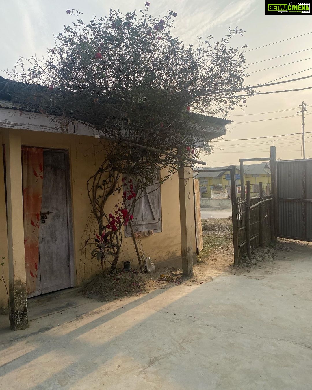 Poonam Kaur Instagram - Sualkuchi, a weaving center in Assam, known for its traditional silk textiles. India's north eastern region has a rich hand weaving heritage. Unlike other parts of the country, here weaving is almost exclusively a women's craft, done on the backstrap loom in the home. हमारे बुनकर हमारी संस्कृति को जीवित रखते है , इनकी इज़्ज़त करना और इनका देखभाल करना हमारा धर्म है !!! #sualkuchi