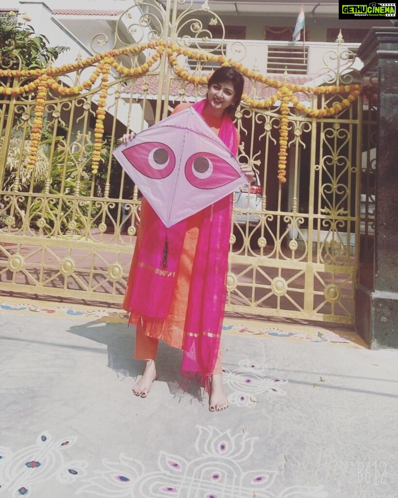 Poonam Kaur Instagram - ऊँची उड़ान , बीती बातों को ढील और खुशियों को लपटे !!! मकर संक्रांति की शुभकामनाएं !!!