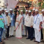 Poonam Kaur Instagram - One month of #bharatjodoyatra with #weavers I am thankful to god that this excercise with weavers had a great impact 🙏 Weavers from #telangana are being called out nationally 😇 Loving 🥰 Respectful 🙏 Learning 🤲 And truly a KARMIC experience. #ardass for all the #yatris walking in the spirit of Love ,faith and harmony 🙏 “ waheguru ji ka Khalsa , Waheguru ji ki fateh “
