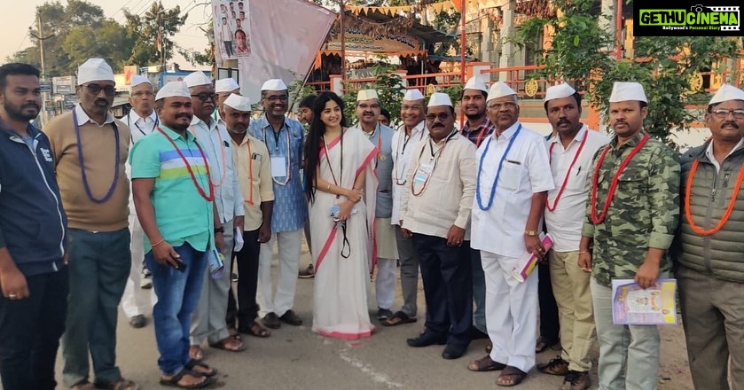 Poonam Kaur Instagram - One month of #bharatjodoyatra with #weavers I am thankful to god that this excercise with weavers had a great impact 🙏 Weavers from #telangana are being called out nationally 😇 Loving 🥰 Respectful 🙏 Learning 🤲 And truly a KARMIC experience. #ardass for all the #yatris walking in the spirit of Love ,faith and harmony 🙏 “ waheguru ji ka Khalsa , Waheguru ji ki fateh “
