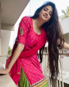Poonam Kaur Instagram - Kaur 💓🙏🌸

All that is organic lives for a life time .....
All that is forced leaves in no time .....
There was no plan and there is no plan ....
Let the lord take over ..... 

All that I know is - he sends angels 👼 to protect me 💓

#rabrakha #sabtera #babananak #punjabiyat