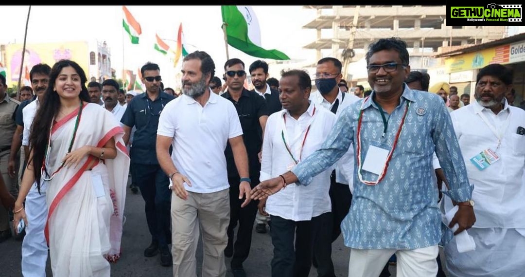 Poonam Kaur Instagram - One month of #bharatjodoyatra with #weavers I am thankful to god that this excercise with weavers had a great impact 🙏 Weavers from #telangana are being called out nationally 😇 Loving 🥰 Respectful 🙏 Learning 🤲 And truly a KARMIC experience. #ardass for all the #yatris walking in the spirit of Love ,faith and harmony 🙏 “ waheguru ji ka Khalsa , Waheguru ji ki fateh “