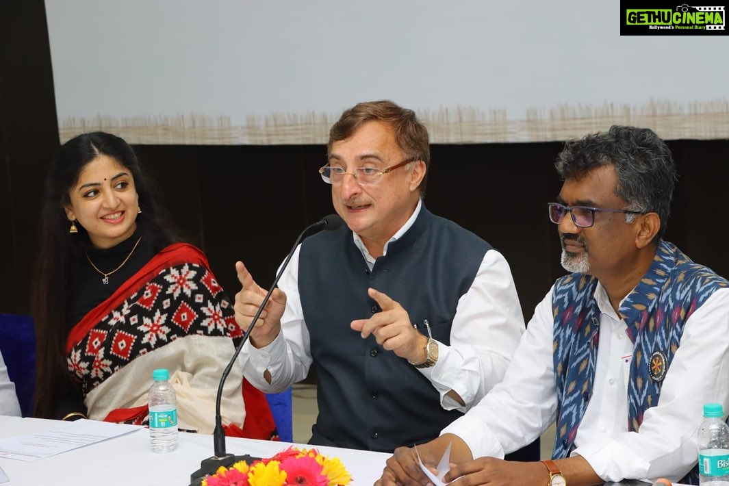 Poonam Kaur Instagram - MP #VIVEKTANKHA JI , in support of β AKHILA BHARATI PADMASHALI SANGAM β weavers family - speaking on #zerogstonhandlooms and measures to be taken for betterment of weavers lives across the nation . @teamvivektankhamp @vivek_tankha @padmashalidarshini @venkanna_netha We deeply value your suggestions sir and will continue our efforts for the same . Jai hind π Thank you #madhyapradesh Constitution Club New Delhi Rafi Marg Near Lok Sabha