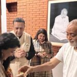 Poonam Kaur Instagram - Heart was full while I received blessings from @kamleshdaaji - Meditated along with him for 15 minutes , shared dreams , vision and a lot of learning to look forward too - #heartfullness #pklove Gifted him #pochampally home decor 🇮🇳 Heartfulness Yoga & Wellness