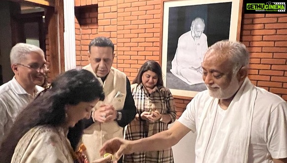 Poonam Kaur Instagram - Heart was full while I received blessings from @kamleshdaaji - Meditated along with him for 15 minutes , shared dreams , vision and a lot of learning to look forward too - #heartfullness #pklove Gifted him #pochampally home decor 🇮🇳 Heartfulness Yoga & Wellness