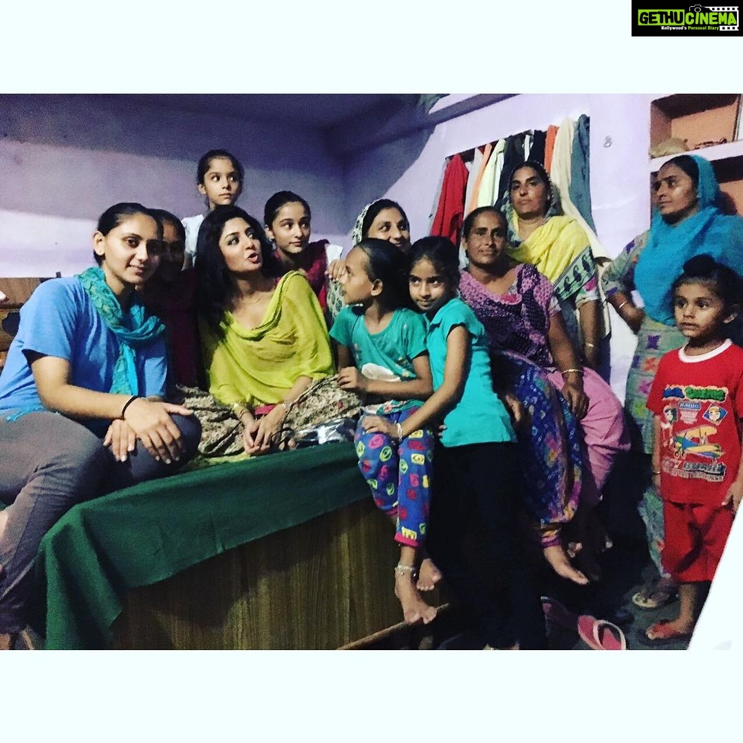 Poonam Kaur Instagram - मेरे देश की बेटियाँ 🙏🇮🇳🧚🏻 मेरे देश की बेटी हिम्मत हार जाती है , जब वह अपने खिलड़ियों को रोते देखती है , मेरे देश की बेटी हिम्मत हार जाती है , जब वह बलात्कारियों को खुला जानवर जैसे खुश पाती है , मेरे देश की बेटी हिम्मत हार जाती है, जो खुद के घर , गली , नुक्क्ड़ों पर अपने आप को असुरक्षित पाती है , मेरे देश की बेटी हिम्मत हार जाती है , जो भीड़ में अपने आप को अकेला पति है , इस कलयुग में , मेरे देश को ऐसे संविधान की ज़रुरत है , जहाँ बेटियों के साथ गलत करना तो दूर की बात हो , गलत सोचने से भी डर लगे !! क्या यह हो पायेगा ???