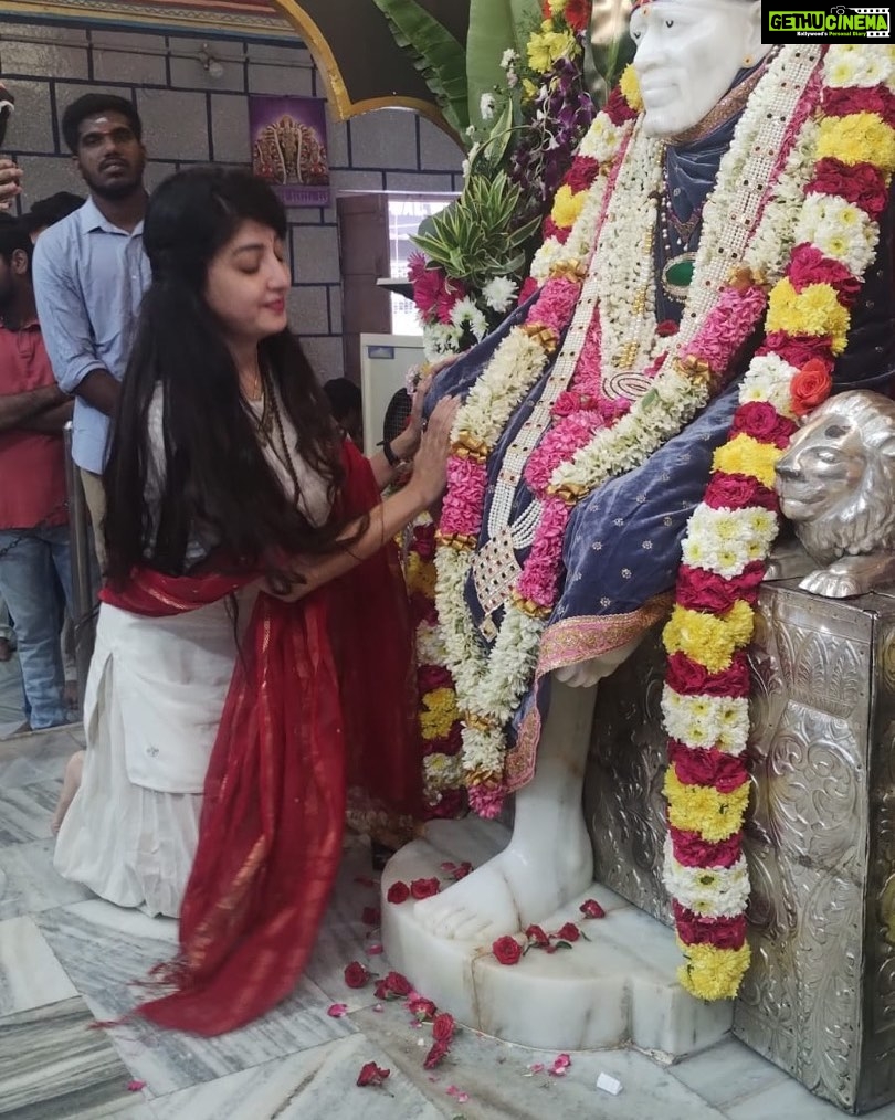 Poonam Kaur Instagram - #gurupoornima గురువు మీ శ్వాస కావచ్చు, మీ హృదయ స్పందన కావచ్చు లేదా మీ విముక్తి కావచ్చు. गुरु आपकी सांस, आपके दिल की धड़कन या आपकी मुक्ति हो सकता है ll The Guru can be your breath, your heartbeat, or your Liberation. -sadguru